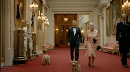 James Bond eskorterar Drottningen