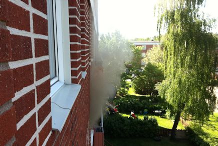 Brandrök från lägenheten snett nedanför i samma uppgång.