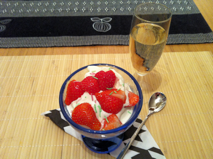 Samt med en god efterrätt bestående av jordgubbar och glass samt champagne