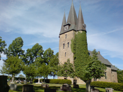 Husaby Kyrka, med anor från 1100-talet