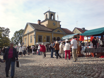 Torshälla marknad, här med gamla stan i bakgrunden